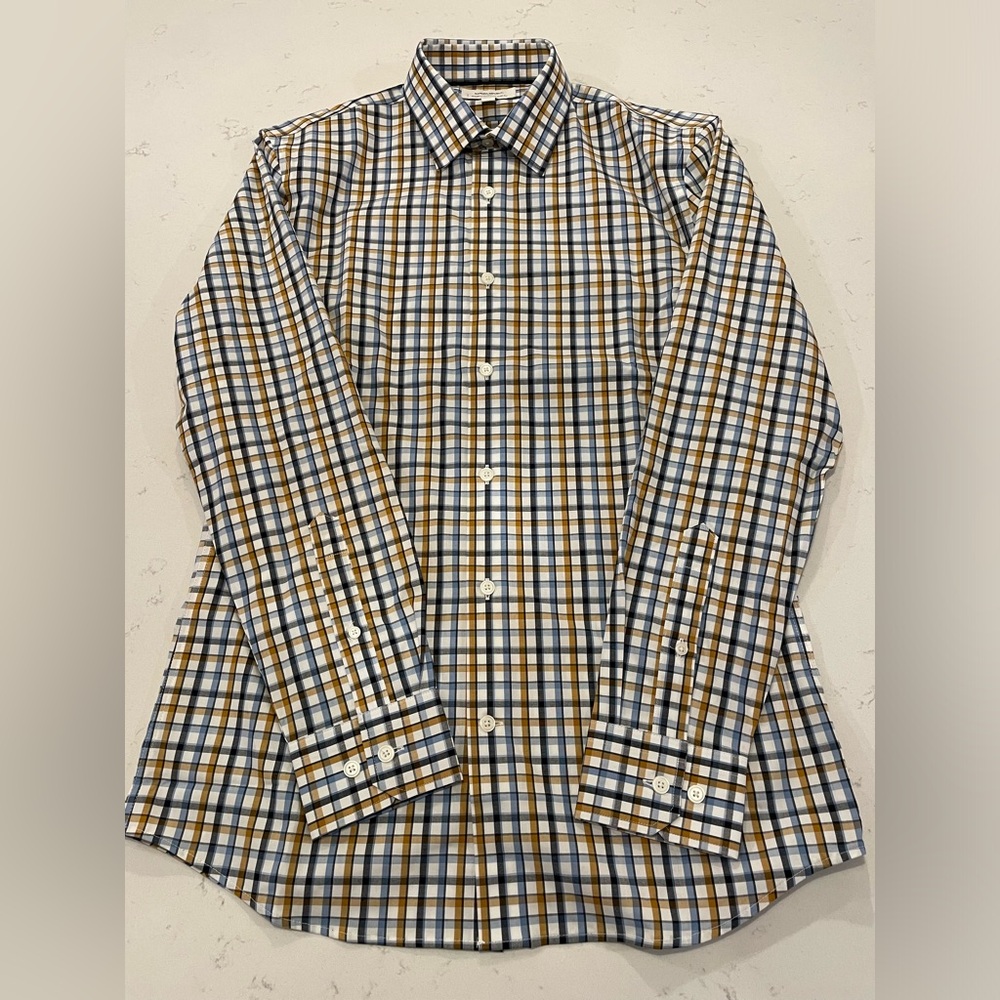 Banana Republic men’s long sleeve button down shirt. Wrinkle resistant, slim fit